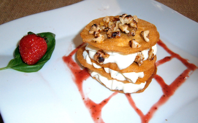 Mille-feuilles de roquefort et noix, coulis fraise basilic