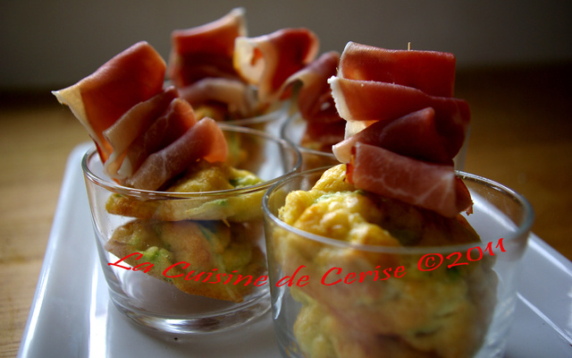 Mini cakes à la courgettes et au jambon cru