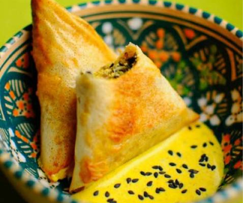 Briouats aux épinards et sauce au curry