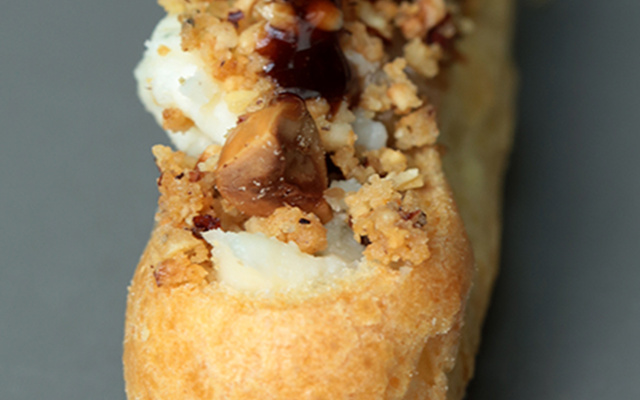 Mini éclairs compotée de poires aux raisins, roquefort Papillon, crumble de noisettes sirop de Liège balsamiqué