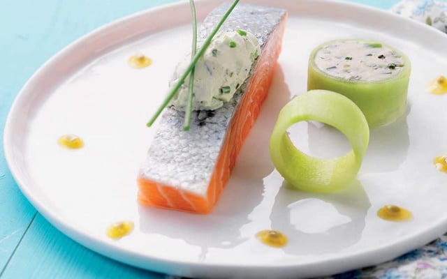 Saumon d'acosse en marinade, fromage à la crème ciboulette, pomme verte, fruit de la passion et concombre