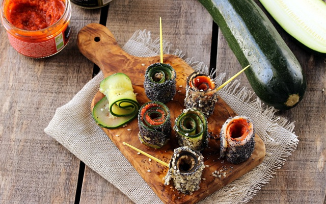 Makis de courgette et radis noir, olivade et délice de tomate séchée.