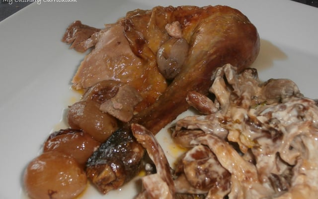 Pintade au foie gras et aux raisins, macis et pleurotes