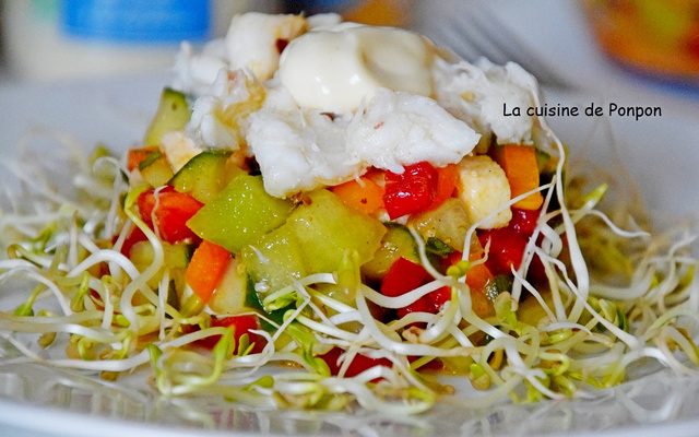 Salade de concombre, melon, poivron, mozzarella et crabe