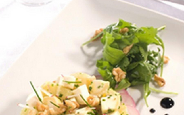 Salade de pommes de terre rattes et gros cubes de Chavignol