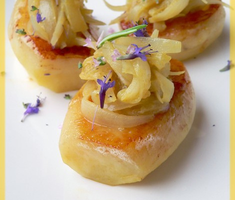 Pommes de terre fondantes, compotée d'oignon anchois et moutarde