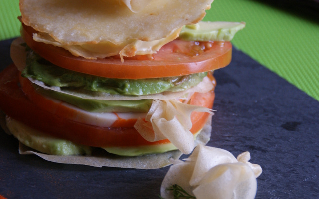 Mille-feuilles estival avocat-surimi chapeauté d'un biscuit au parmesan fourré à la mayonnaise-petit suisse