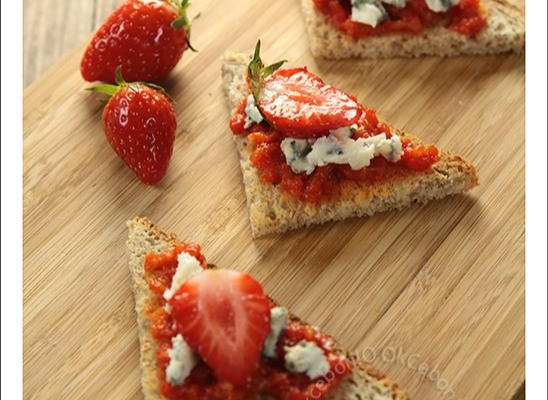 Toasts poivron confit, fraise et Roquefort
