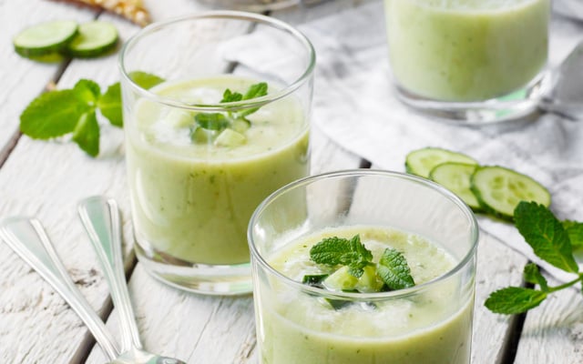 Gaspacho de concombre au yaourt grec et à la menthe
