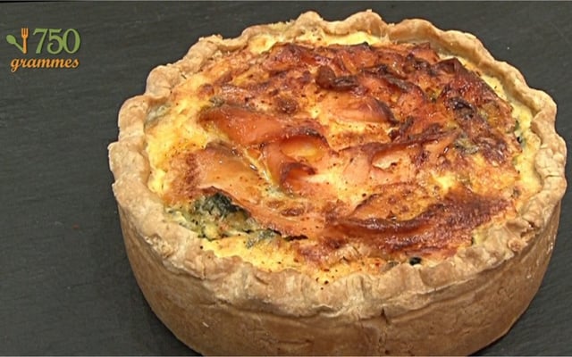 Quiche avec du saumon et des épinards
