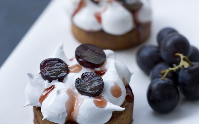 Tarte Muscat du Ventoux AOP, meringue italienne et gelee de groseille