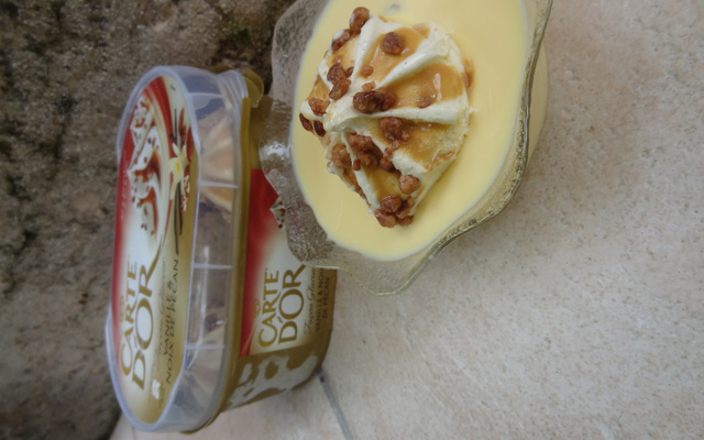 Rosace de crème glacée Carte d'Or® façon glacier vanille et noix de pécan et sa crème anglaise maison