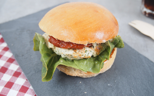 Burger de dinde à la ricotta et sa sauce tartare noisette
