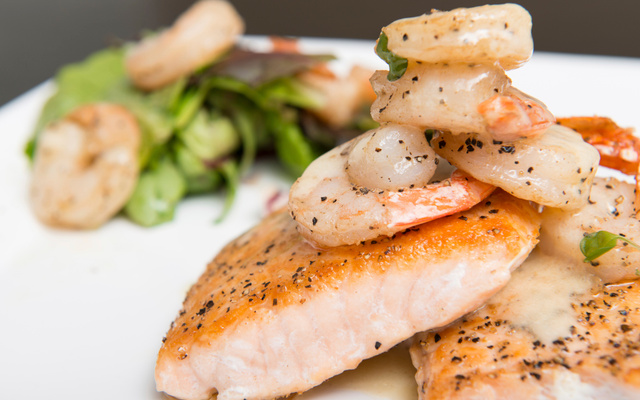 Saumon en papillote et crevettes sur lit de jeunes pousses