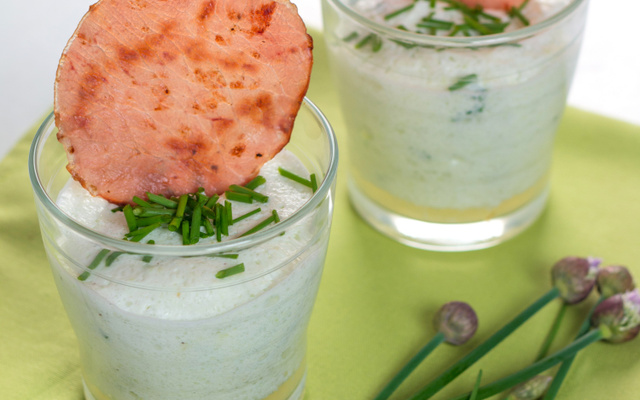 Verrine de mousse de concombre au Chavroux et chips de bacon