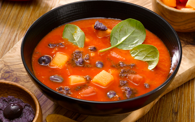Gaspacho tomate, coulis d'olives violette & cubes de saison