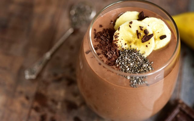 Smoothie au chocolat, banane et graines de chia