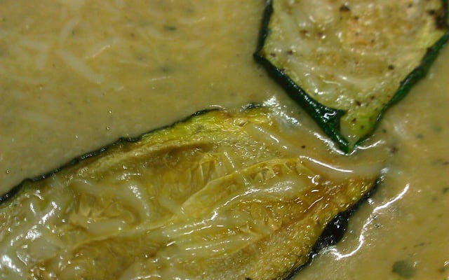 Velouté gratiné de courgettes rôties, chips de courgettes à l'ail