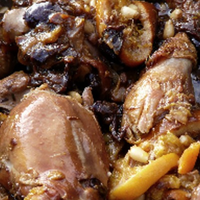 Poulet acidulé à l' orange, aux pruneaux  et pignons