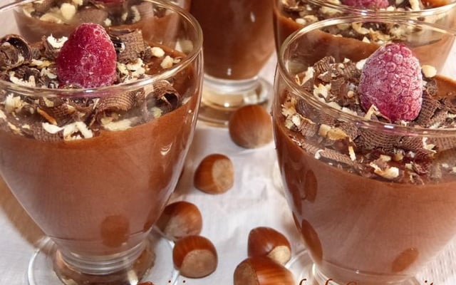 Crème au chocolat noir et noisettes