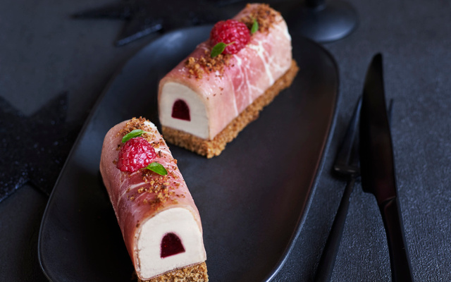 Bûche de Noël au foie gras et jambon cru