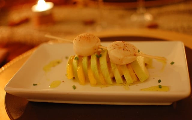 Mille-feuilles de Saint-Jacques sur lit d'avocat et mangue