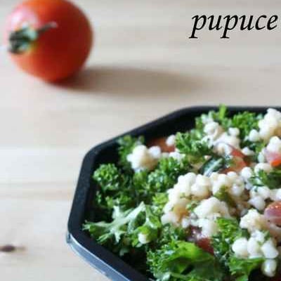 Taboulé traditionnel aux herbes fraîches tomates et oignons