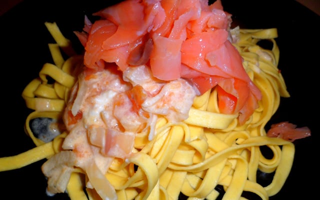 Tagliatelles au saumon et aux tomates