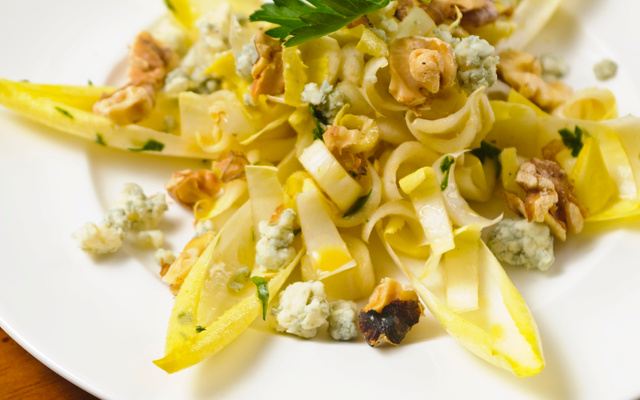 Salade sucrée-salée au roquefort et sa vinaigrette au miel