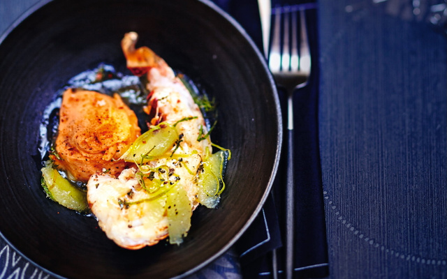 Langouste flambée, menthe et suprêmes de citron vert