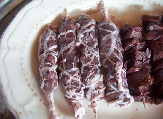 Brochettes d'abats en crépine