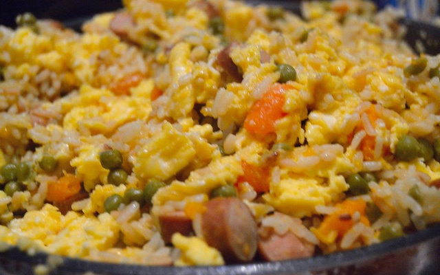 Riz cantonais aux saucisses de Strasbourg