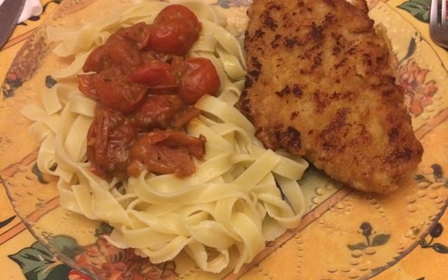 Escalope à la milanaise sauce aux tomate cerise et gratin de pâtes