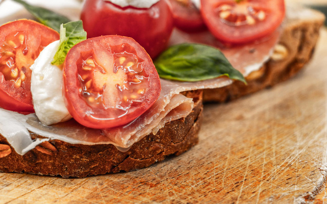 Tartine de jambon cru sur lit de tomates et mozzarella