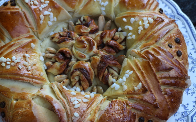 Brioche fleur aux amandes, pépites de chocolat et grains de sucre