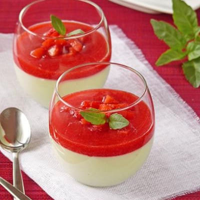 Panna cotta au chocolat blanc, basilic & fraises