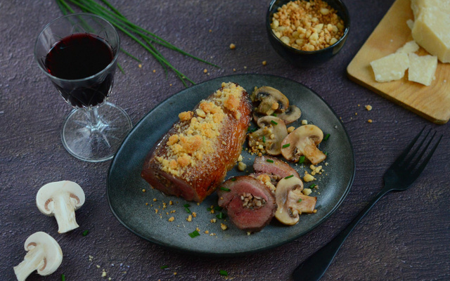 Rôti de magret farci aux champignons et son crumble au parmesan