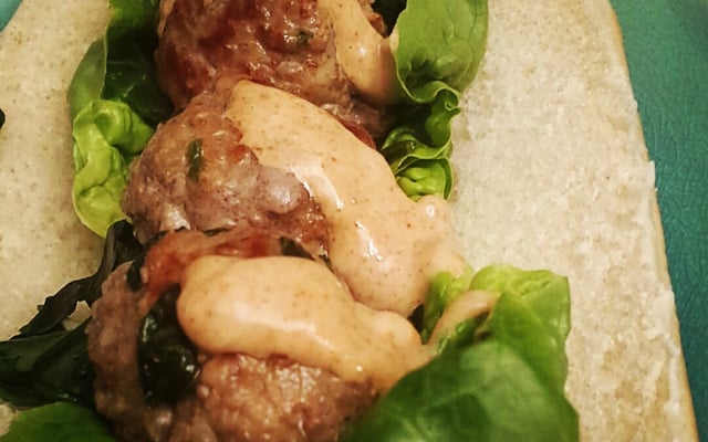 Hot Dog oriental, salade de concombre et mayonnaise épicée