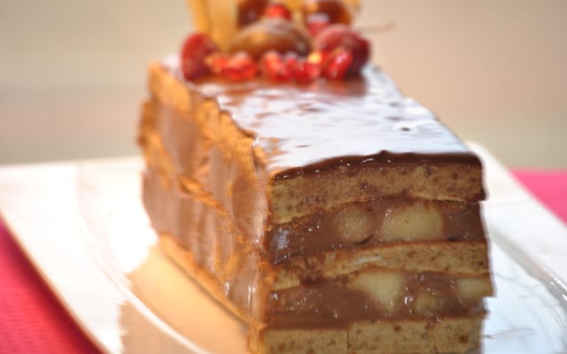 Bûche pralinée au pain dépices et pommes caramel