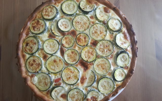 Quiche aux courgettes, thon et tomates