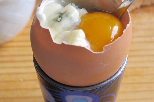 Œuf à la coque et au Roquefort Papillon et ses mouillettes au beurre de Roquefort Papillon