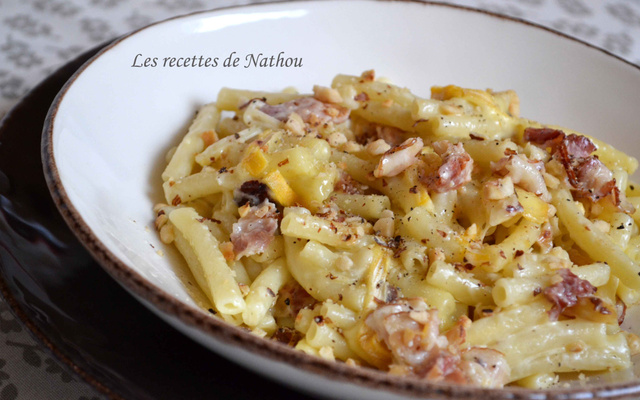 Macaronis au lard, Reblochon et noisettes grillées