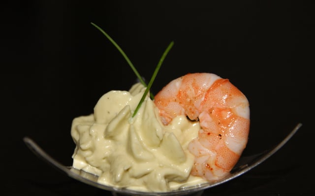Espuma d'avocat aux crevettes épicées