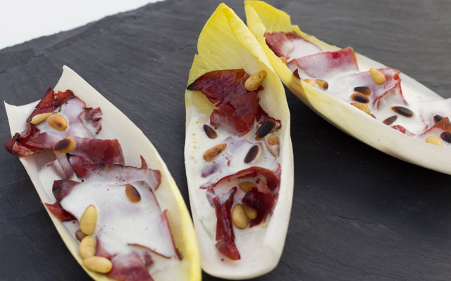 Endives à la viande de grison et écume au caprice des anges