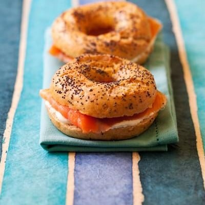 Bagels aux graines de pavot et saumon fumé