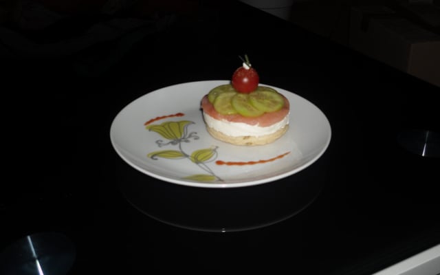 Pain suédois maison au St Moret avec du saumon et des concombres