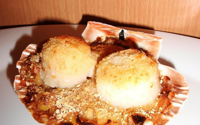 Coquilles Saint-Jacques et fondue de poireaux gratinées