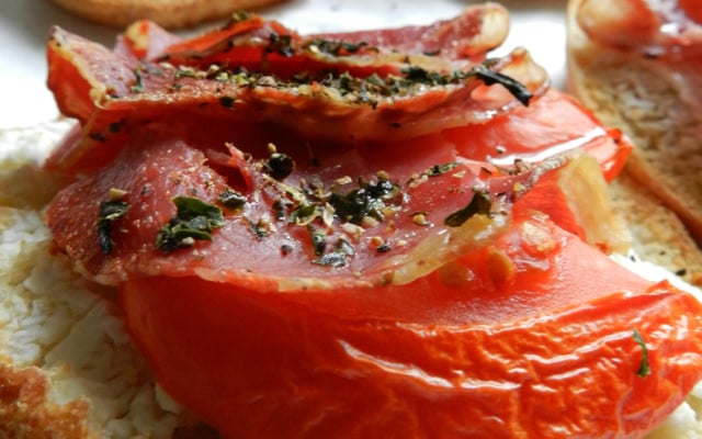 Tartines chèvre pancetta tomate