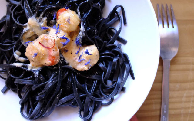 Pâtes noires aux Saint-Jacques et au safran faciles