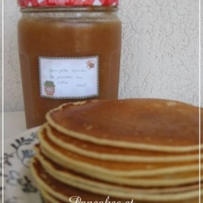 Pancakes et compote épicée de pommes au cidre